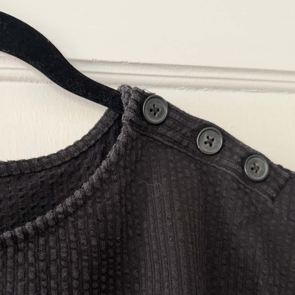 Black Madewell Button-Shoulder Waffle Knit Women's Top - Picture 3 of 4